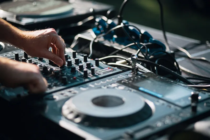 Forty Minutes and Counting: The British Bands Letting Vinyl Dictate Their Setlists
